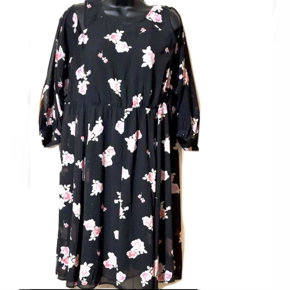🦋TORRID Cold Shoulder Floral Dress🦋